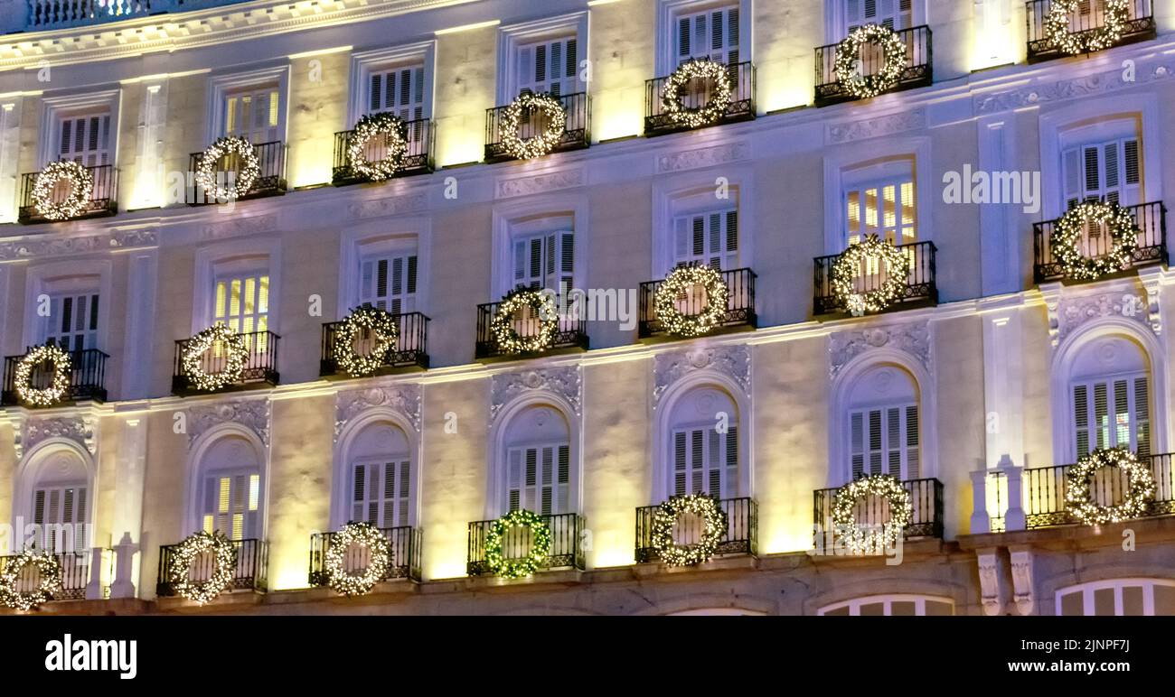 Edificio de la puerta del sol iluminado y adornado en Navidad, Madrid, España Stock Photo