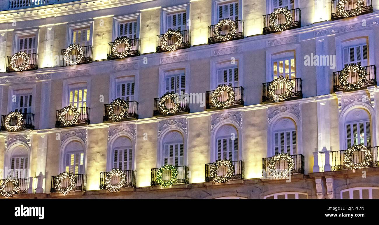 Edificio de la puerta del sol iluminiado y adornado en Navidad, Madrid, España Stock Photo
