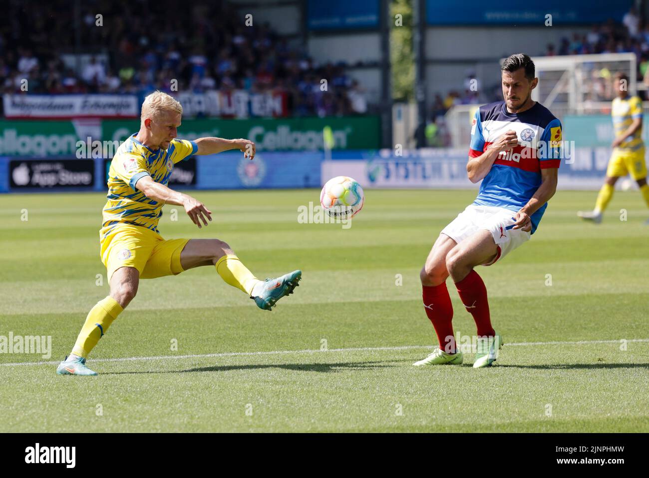 Kiel, Germany. 13th Aug, 2022. Soccer: 2nd Bundesliga, Holstein Kiel - Eintracht Braunschweig, Matchday 4, Holstein Stadium. Braunschweig's Bryan Henning (l) and Kiel's Steven Skrzybski fight for the ball. Credit: Frank Molter/dpa - IMPORTANT NOTE: In accordance with the requirements of the DFL Deutsche Fußball Liga and the DFB Deutscher Fußball-Bund, it is prohibited to use or have used photographs taken in the stadium and/or of the match in the form of sequence pictures and/or video-like photo series./dpa/Alamy Live News Stock Photo