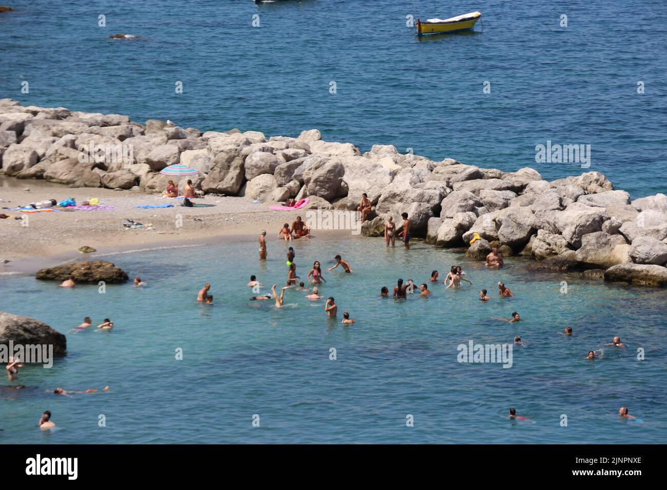 Spiaggia di Capri (Italia) con bagnanti Stock Photo - Alamy