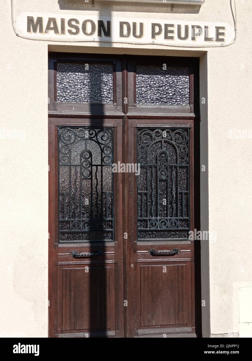 La porte ancienne de la MAISON DU PEUPLE, Baudelière, France Stock Photo