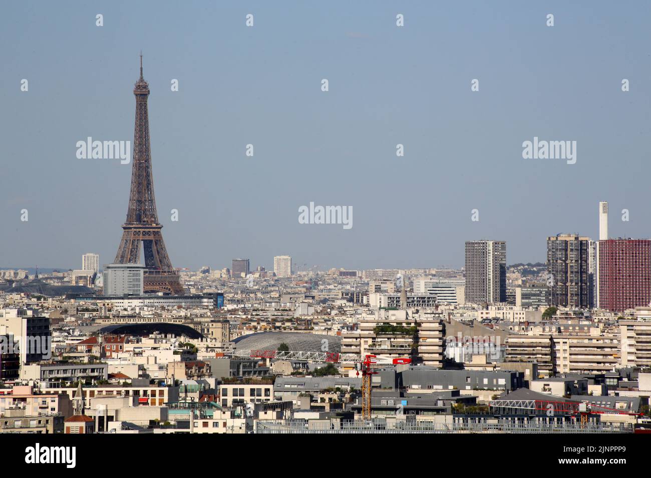 Immeuble parisien et tour eiffel hires stock photography and images