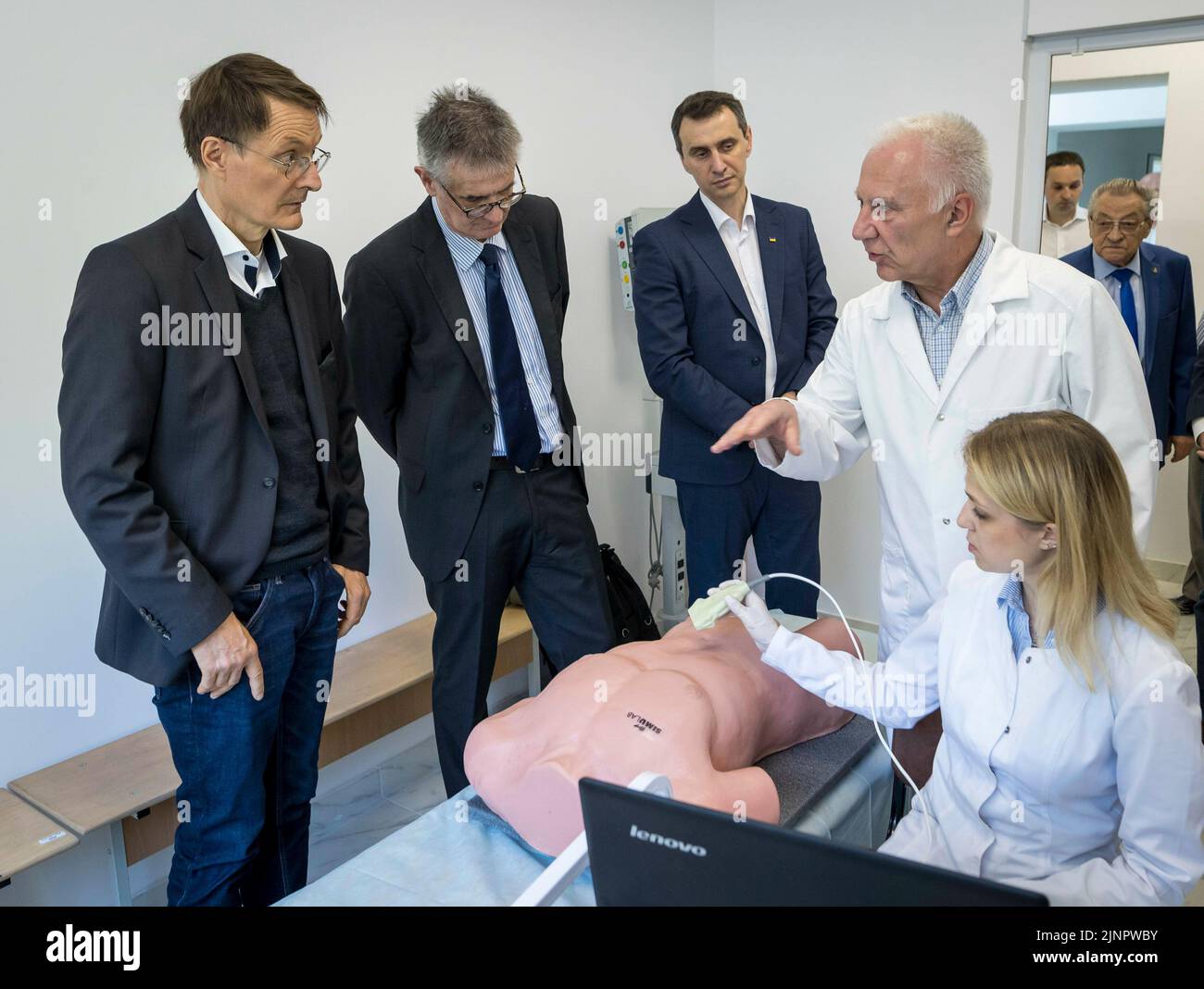 Lviv, Ukraine. 10th June, 2022. Karl Lauterbach (SPD), Federal Minister of Health, visits the training simulation center of the Lviv National Medical University na Danylo in the Ukrainian city of Lviv (Lemberg). Here doctors are trained on dummies and with the help of computer simulations, Credit: dpa/Alamy Live News Stock Photo