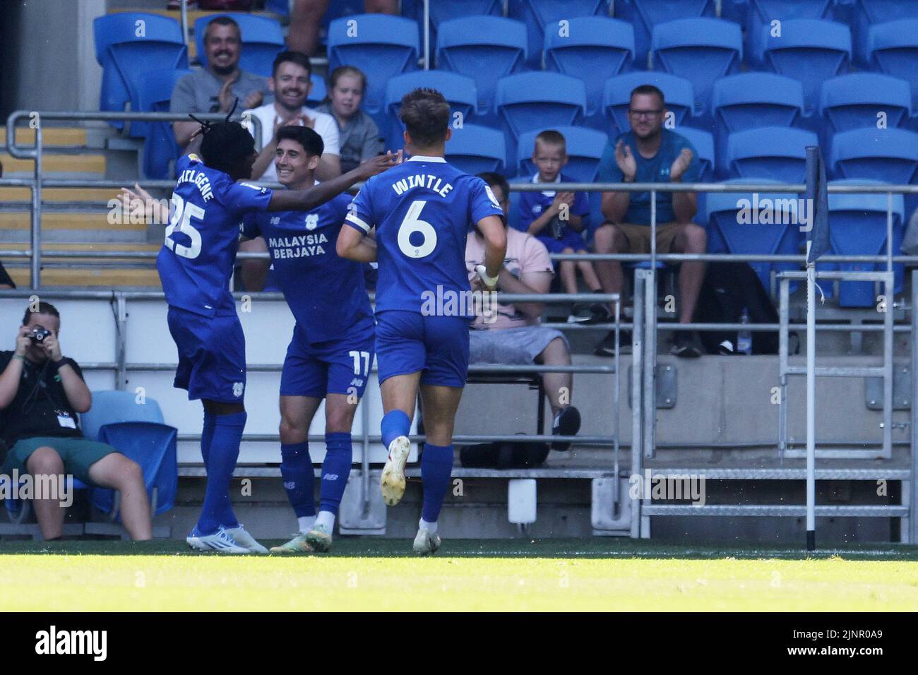 Cardiff, UK. 13th Aug, 2022. Jaden Philogene- Bidace of Cardiff City (25) celebrates with his teammates after he scores his teams 1st goal. EFL Skybet championship match, Cardiff city v Birmingham City at the Cardiff City Stadium in Cardiff, Wales on Saturday 13th August 2022. this image may only be used for Editorial purposes. Editorial use only, license required for commercial use. No use in betting, games or a single club/league/player publications. pic by Andrew Orchard/Andrew Orchard sports photography/Alamy Live news Credit: Andrew Orchard sports photography/Alamy Live News Stock Photo