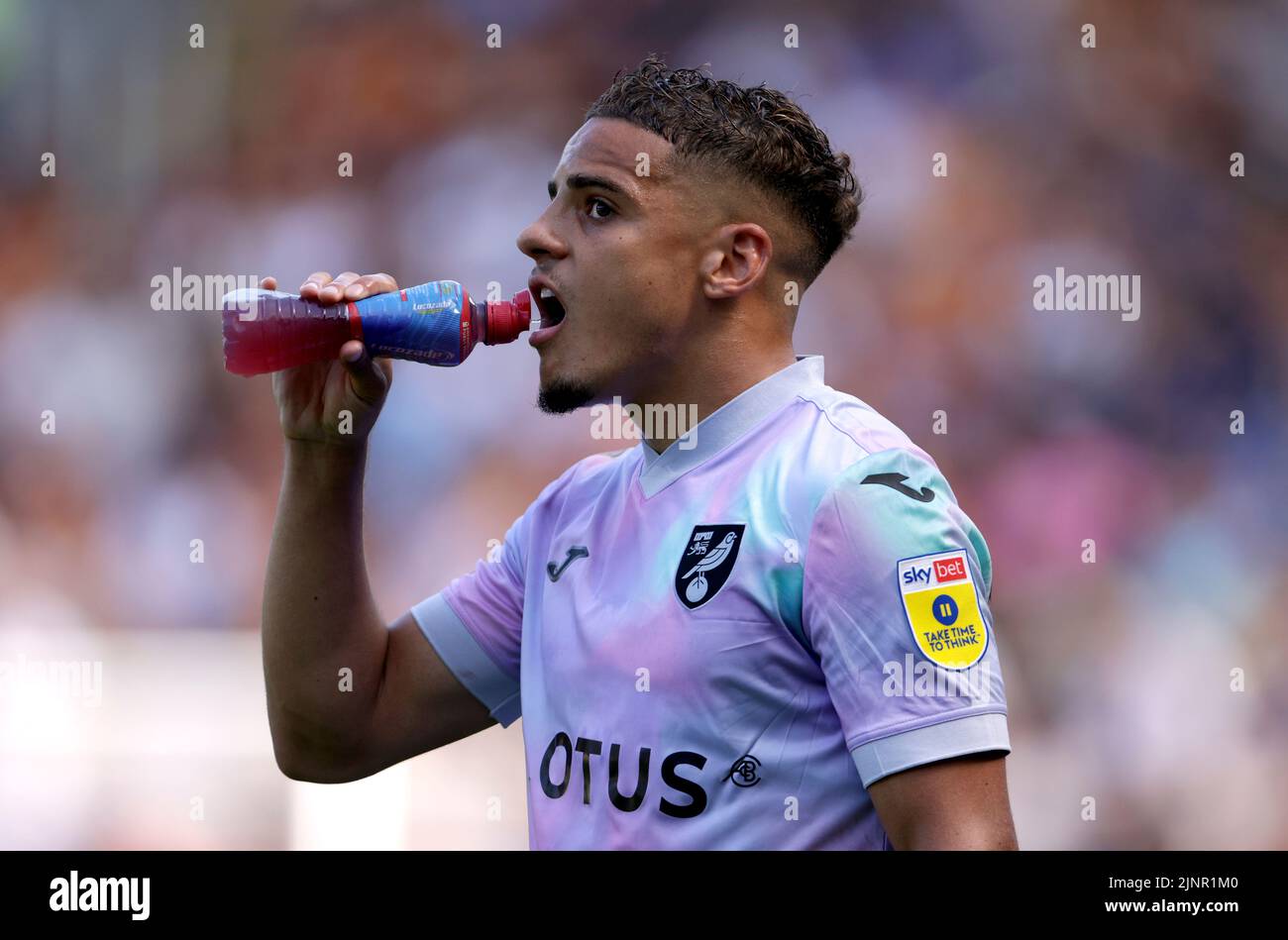 Norwich City's Max Aarons takes on fluids during a drinks break in the Sky Bet Championship match at the MKM Stadium, Hull. Picture date: Saturday August 13, 2022. Stock Photo