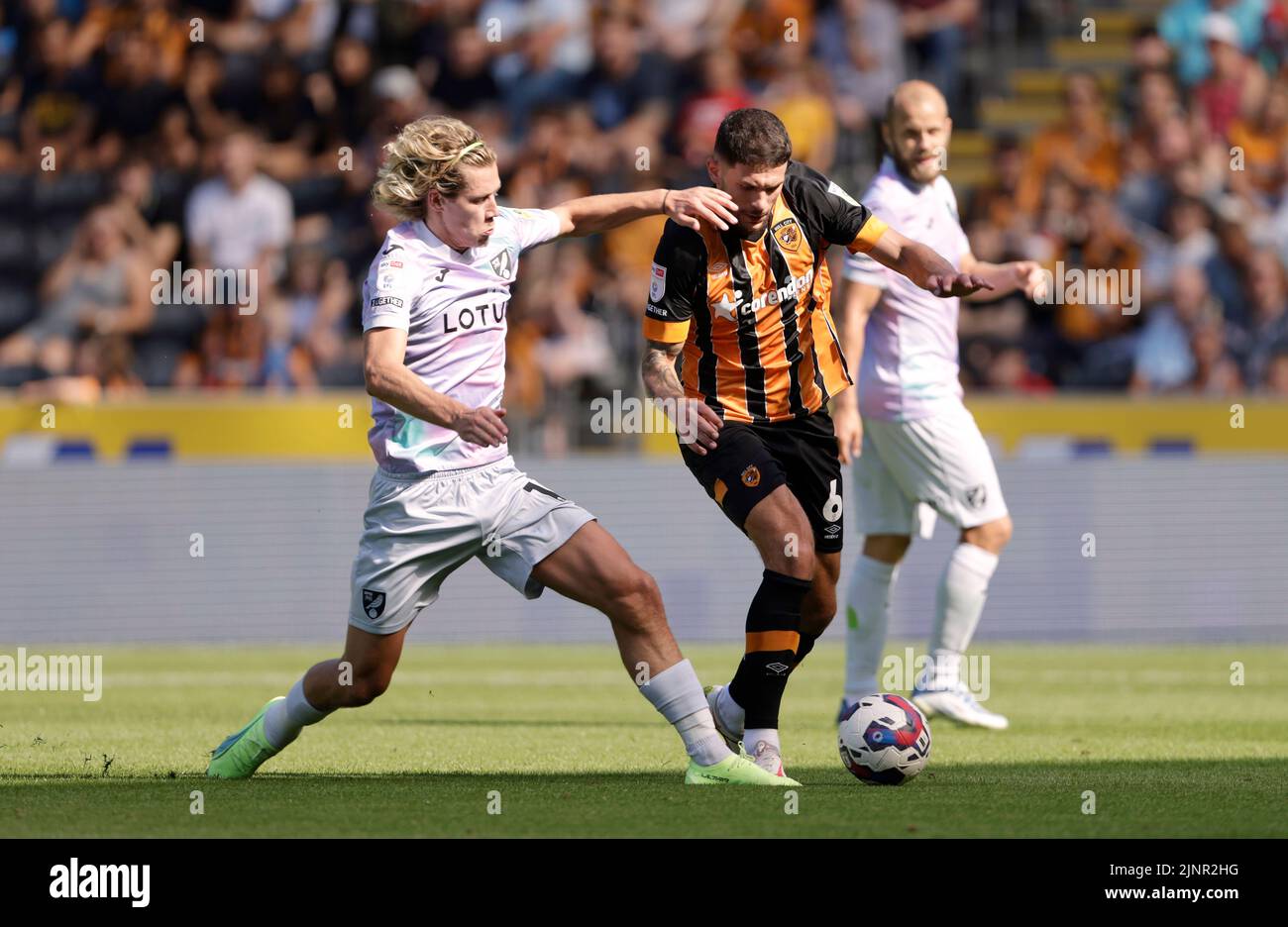 Norwich City's Todd Cantwell (left) and Hull City's Tobias Figueiredo battle for the ball during the Sky Bet Championship match at the MKM Stadium, Hull. Picture date: Saturday August 13, 2022. Stock Photo