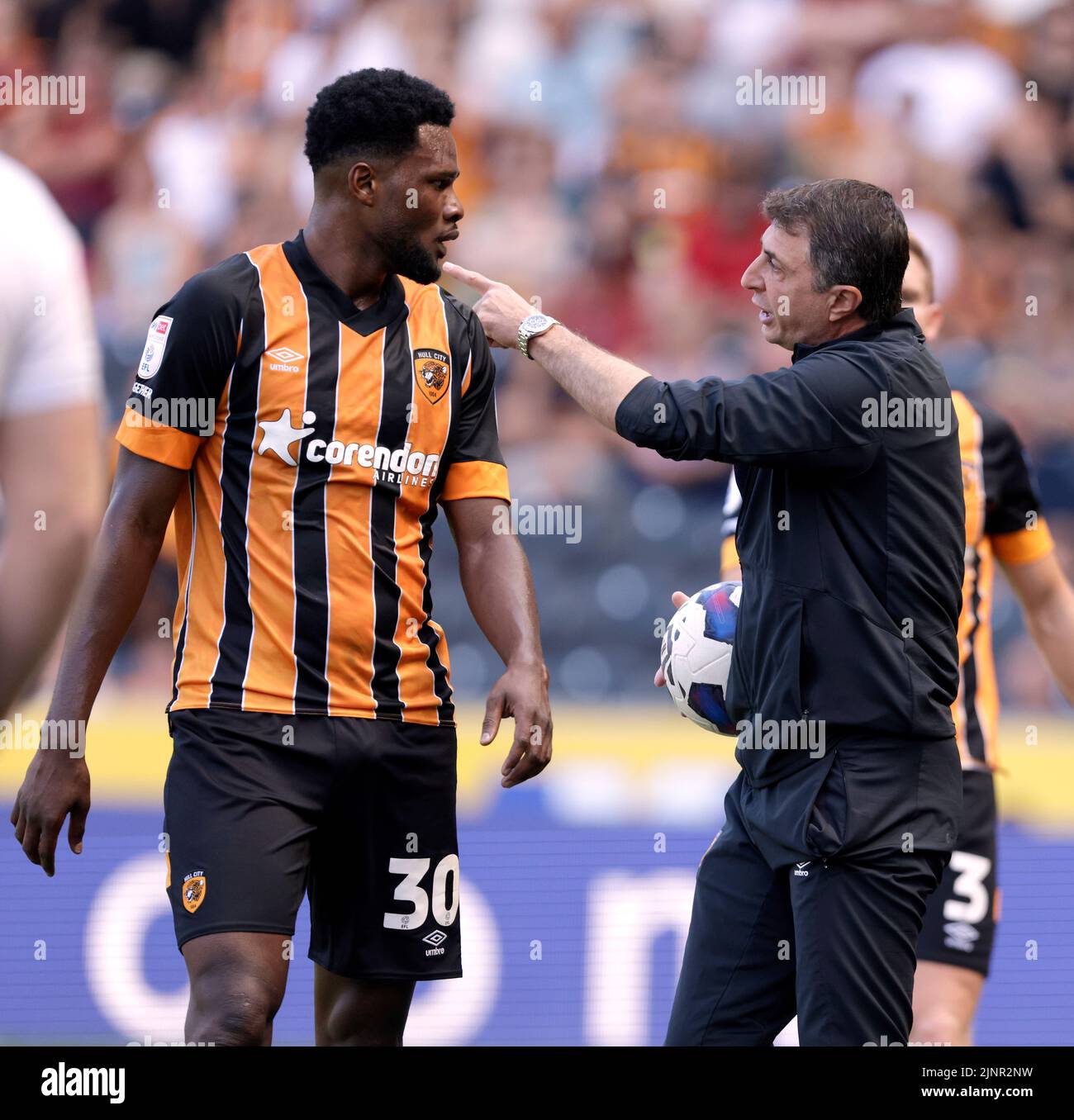 Hull City manager Shota Arveladze gives instructions to Benjamin Tetteh during the Sky Bet Championship match at the MKM Stadium, Hull. Picture date: Saturday August 13, 2022. Stock Photo