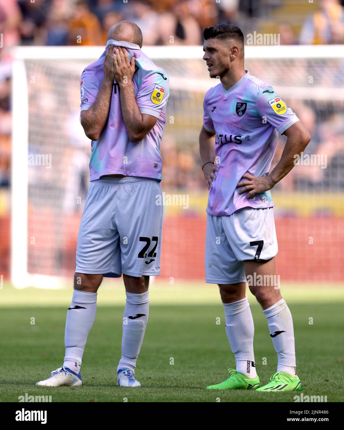 Norwich City's Teemu Pukki and Milot Rashica (right) appear dejected after they concede the opening goal during the Sky Bet Championship match at the MKM Stadium, Hull. Picture date: Saturday August 13, 2022. Stock Photo