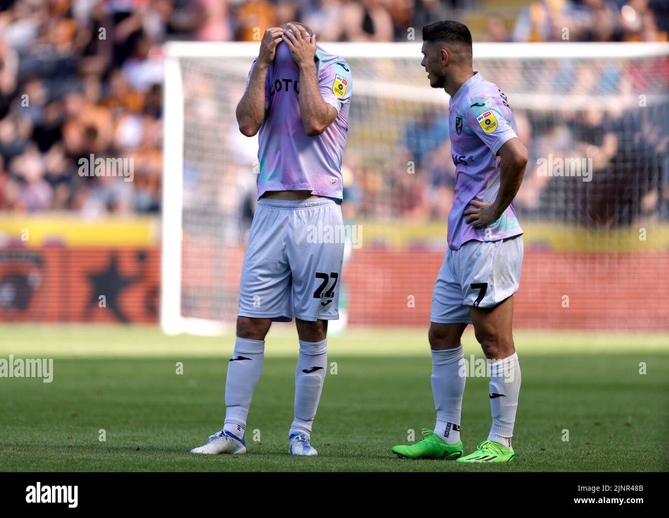 Norwich City's Teemu Pukki and Milot Rashica (right) appear dejected after they concede the opening goal during the Sky Bet Championship match at the MKM Stadium, Hull. Picture date: Saturday August 13, 2022. Stock Photo