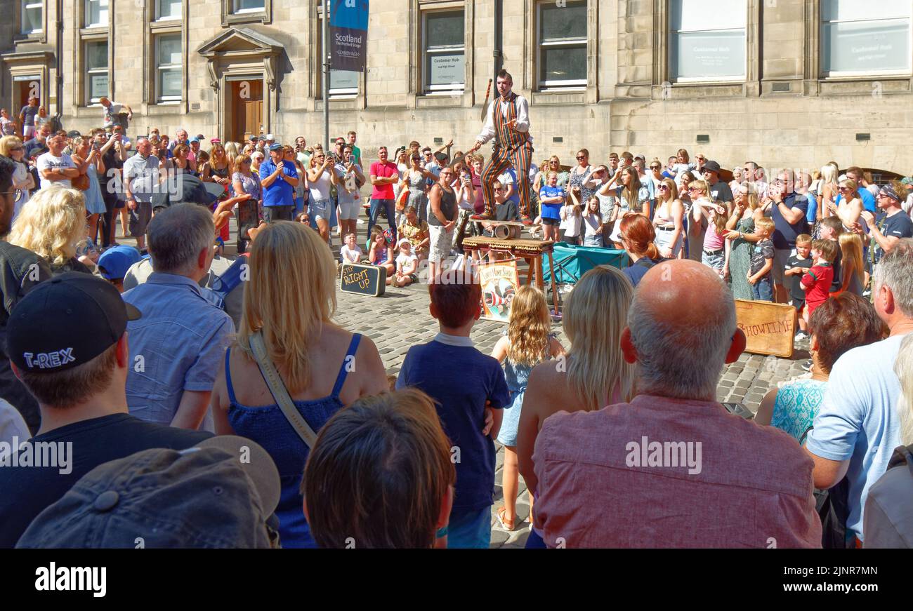 EDINBURGH FESTIVAL FRINGE 2022 ROYAL THE MILE LOUD MIME SHOW BALANCING ACT AND JUGGLING WITH KNIVES Stock Photo