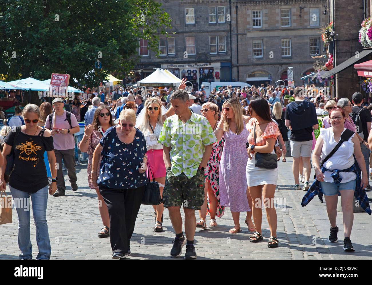 Edinburgh city centre, Scotland, UK. 13th August 2022. 9th Day for the Edinburgh Festival Fringe and the Film and Book festival also began this weekend so very busy with visitors enjoying the temperature of 22 degrees centigrade befor the haar arrived from the east coast mid afternoon. Pictured: A busy Grassmrket. Credit: ArchWhite/alamy live news. Stock Photo