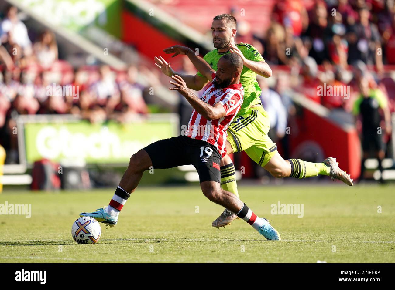 Brentford's Bryan Mbeumo (left) and Manchester United's Luke Shaw battle for the ball during the Premier League match at the Gtech Community Stadium, Brentford. Picture date: Saturday August 13, 2022. Stock Photo