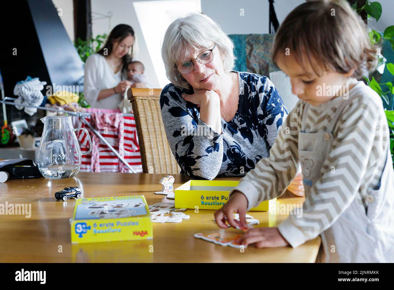Bonn, Deutschland. 01st June, 2022. Voluntary work: grandmother on time. || Model release available Credit: dpa/Alamy Live News Stock Photo