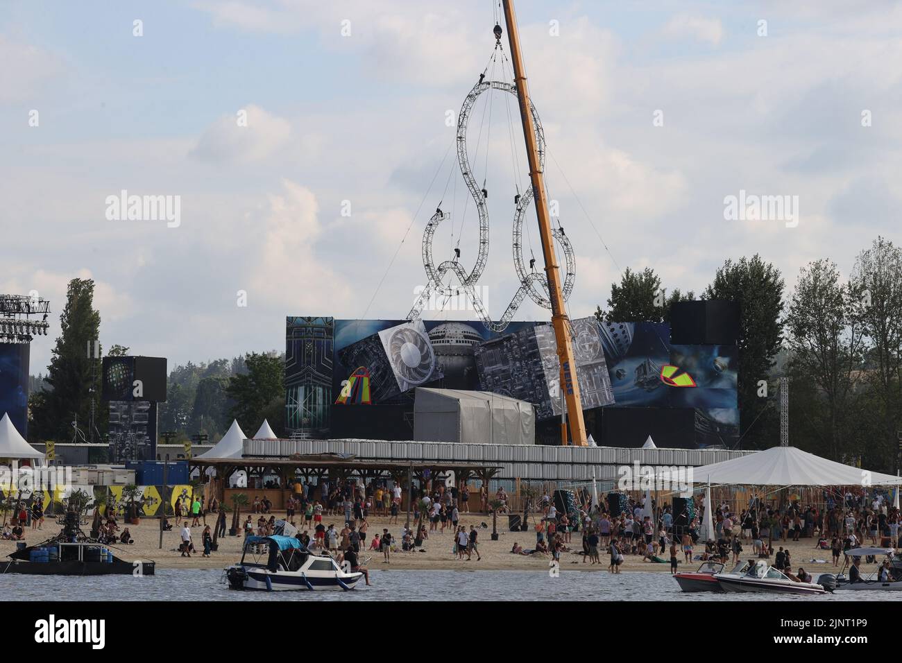 Saalburg Ebersdorf, Germany. 13th Aug, 2022. Party guests celebrate and