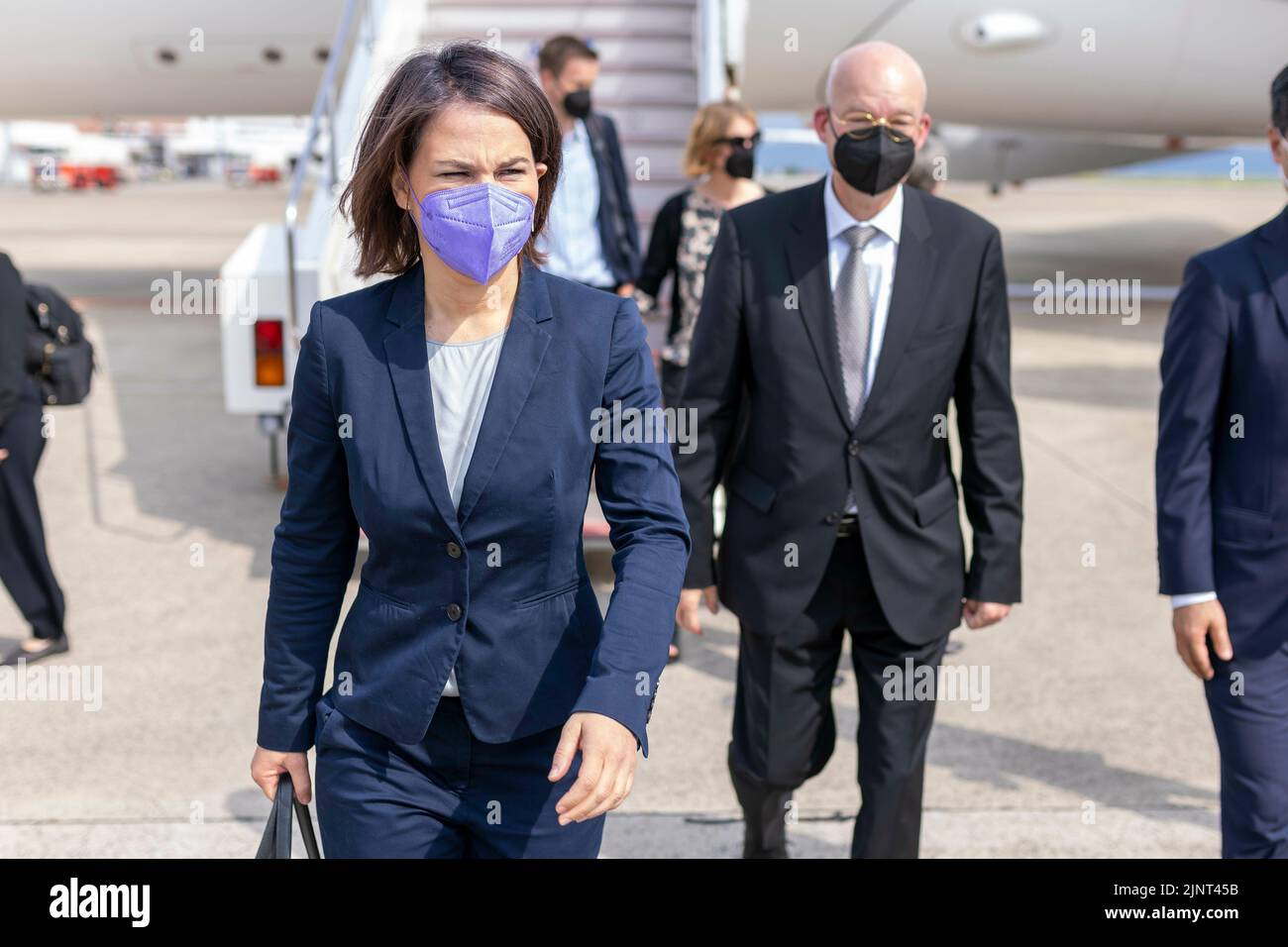 Nagasaki, Japan. 10th July, 2022. Annalena Baerbock (Alliance 90/The Greens), Federal Foreign Minister, visits the island state of Palau. Here their arrival at the airport in Nagasaki. Credit: dpa/Alamy Live News Stock Photo