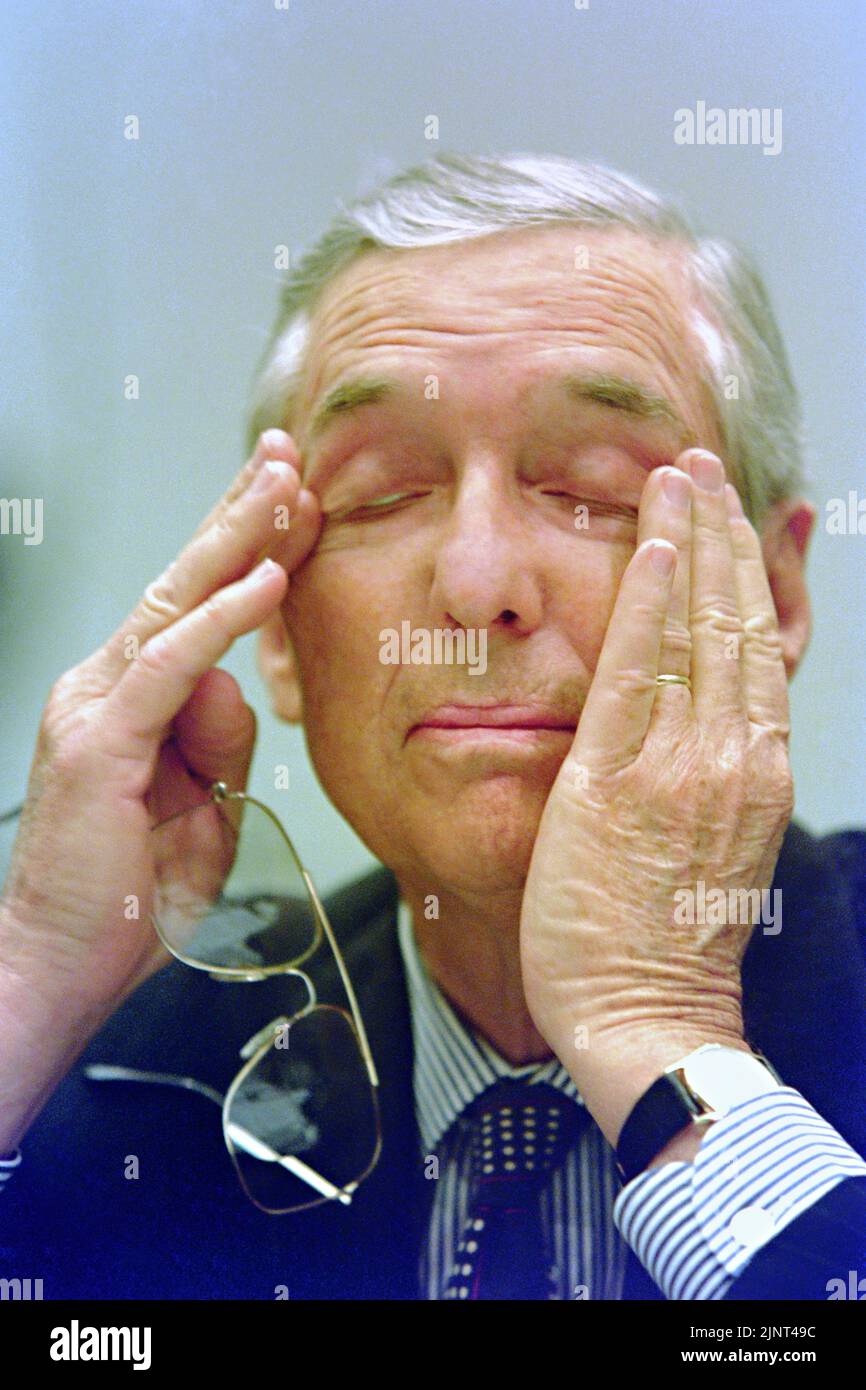 Former U.S Treasury Secretary Lloyd Bentsen rubs his eyes as he testifies on the raid of the Branch Davidian compound in Waco Texas at congressional hearings on Capitol Hill, July 21, 1995 in Washington, D.C. Stock Photo