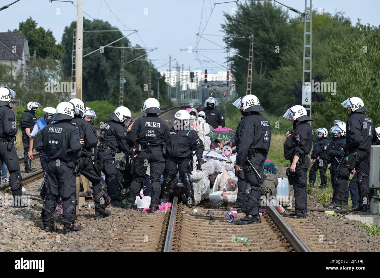 GERMANY, Hamburg, climate camp 2022 for climate protection and climate justice, activists of NGO Ende Gelaende block a railway track for cargo trains in Hamburg port, german police forces clear the railway tracks Stock Photo