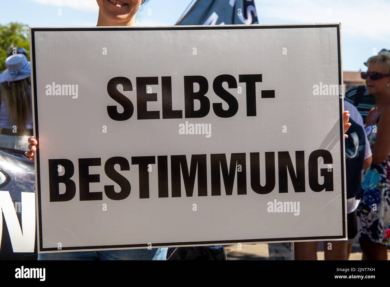 Demonstration in Landau, Pfalz: Die Demonstration richtete sich gegen die geplanten Coronamaßnahmen der Regierung. Ebenfalls gefordert wurden Friedens Stock Photo