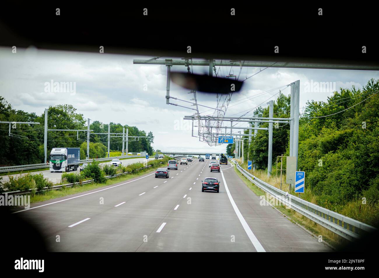Essence Mountain, Deutschland. 14th July, 2022. Test section of an overhead line for trucks on the A1 near Wesenberg. Essence, 07/14/2022 Credit: dpa/Alamy Live News Stock Photo