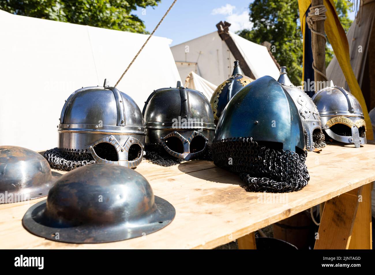 Viking helmet isolated fotografías e imágenes de alta resolución - Alamy