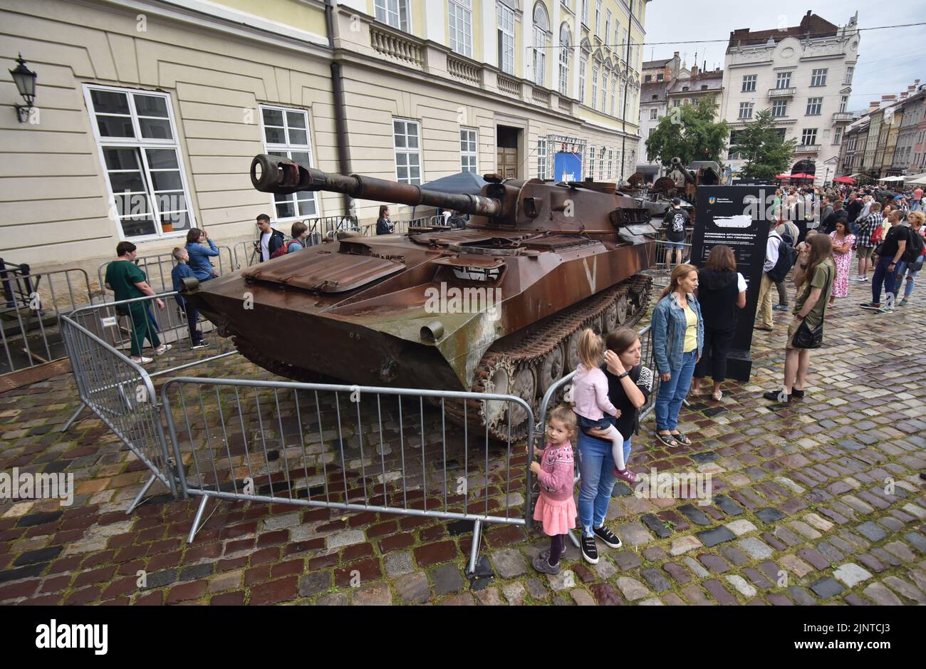 People are photographed against the background of a Russian self-propelled artillery installation at an exhibition of destroyed Russian equipment in Lviv Organised by the Ukrainian government, this exhibition will be in the centre of Lviv until the end of summer. Then it will be moved to the countries of North America. The idea is to expose the crimes that the Russian occupiers committed on Ukrainian territory. (Photo by Pavlo Palamarchuk / SOPA Images/Sipa USA) Stock Photo
