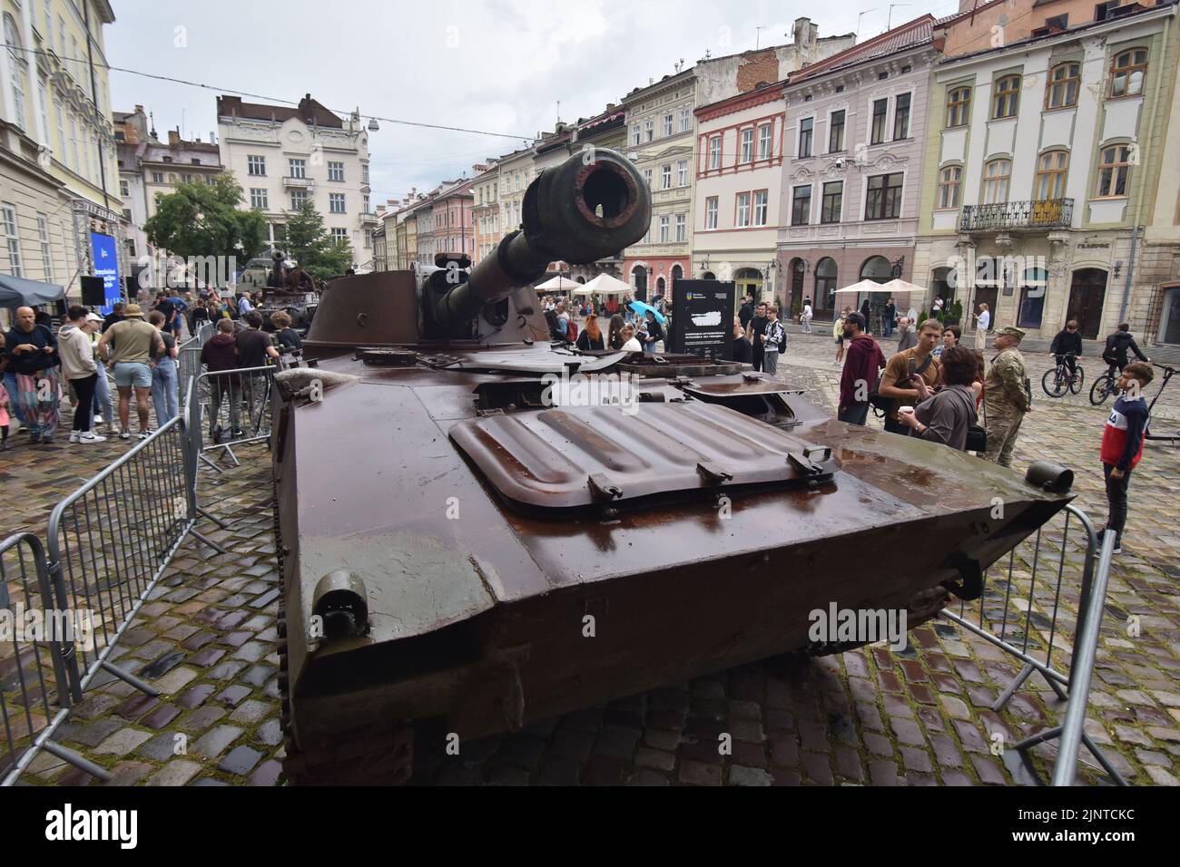 People look at a Russian self-propelled artillery installation at an exhibition of destroyed Russian equipment in Lviv. Organised by the Ukrainian government, this exhibition will be in the centre of Lviv until the end of summer. Then it will be moved to the countries of North America. The idea is to expose the crimes that the Russian occupiers committed on Ukrainian territory. (Photo by Pavlo Palamarchuk / SOPA Images/Sipa USA) Stock Photo