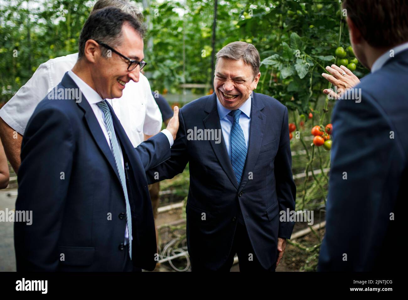 Nuremberg, Deutschland. 26th July, 2022. Cem Oezdemir, Federal Minister of Agriculture and Food, (L) visiting the Nuremberg Garlic Country (largest contiguous vegetable growing region of its kind in Germany) together with Luis Planas, Minister of Agriculture, Food and Environment of Spain, (R). Nuremberg, July 26, 2022. Credit: dpa/Alamy Live News Stock Photo