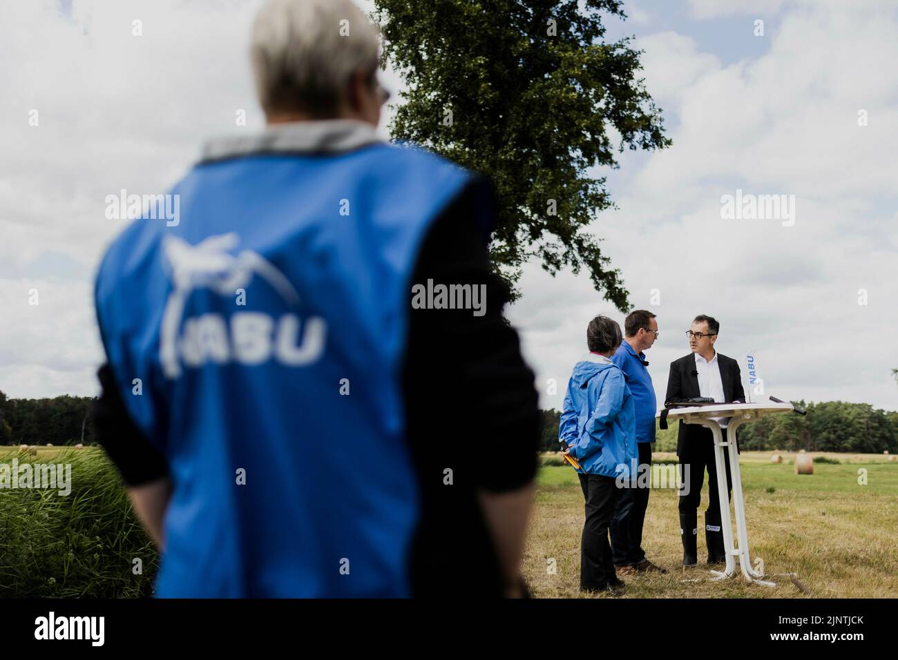 Templin, Deutschland. 27th July, 2022. (RL) Cem Oezdemir (Alliance 90/The Greens), Federal Minister of Agriculture and Food, Leif Miller, NABU Federal Managing Director, and Nicole Spundflasch, NABU Vice President, photographed during a visit to a wet meadow near Templin, July 27, 2022. Credit: dpa/Alamy Live News Stock Photo