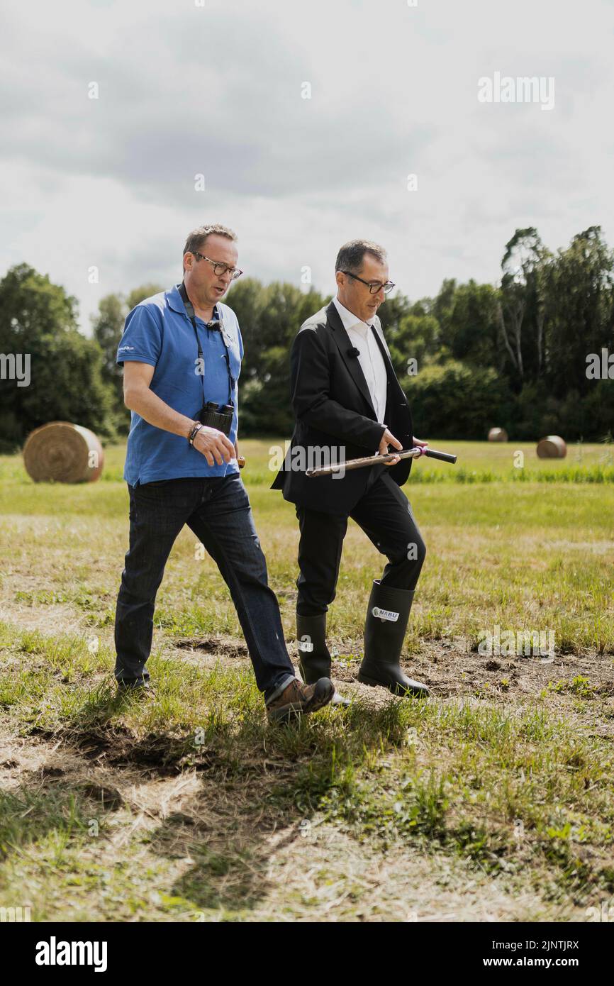 Templin, Deutschland. 27th July, 2022. (RL) Cem Oezdemir (Alliance 90/The Greens), Federal Minister of Agriculture and Food, and Leif Miller, NABU Federal Managing Director, photographed during a visit to a wet meadow near Templin, July 27, 2022. Credit: dpa/Alamy Live News Stock Photo