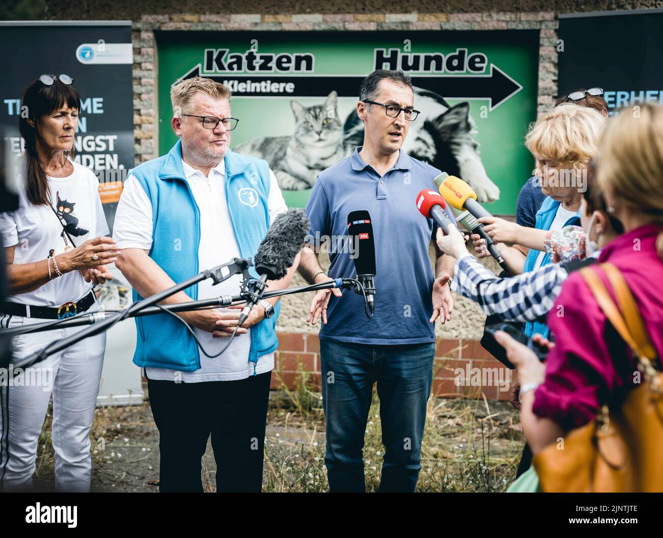 Berlin, Deutschland. 01st Aug, 2022. The Federal Minister of Food and Agriculture, Cem Oezdemir, and the President of the German Animal Welfare Association, Thomas Schroeder, during a visit to an animal shelter in Dallgow-Doeberitz. Dallgow-Doeberitz, August 1st, 2022 Credit: dpa/Alamy Live News Stock Photo
