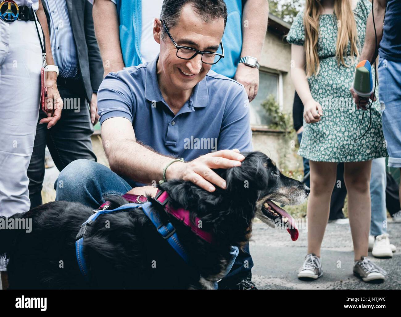 Berlin, Deutschland. 01st Aug, 2022. The Federal Minister of Food and Agriculture, Cem Oezdemir, during a visit to an animal shelter in Dallgow-Doeberitz. Dallgow-Doeberitz, 08/01/2022 Credit: dpa/Alamy Live News Stock Photo