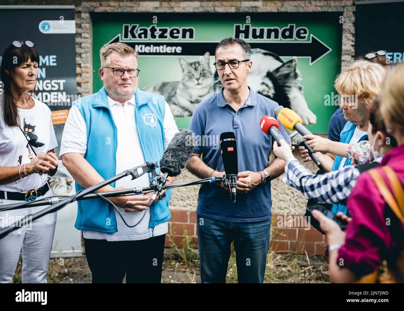 Berlin, Deutschland. 01st Aug, 2022. The Federal Minister of Food and Agriculture, Cem Oezdemir, and the President of the German Animal Welfare Association, Thomas Schroeder, during a visit to an animal shelter in Dallgow-Doeberitz. Dallgow-Doeberitz, 08/01/2022 Credit: dpa/Alamy Live News Stock Photo