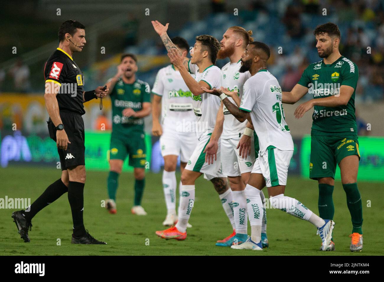 Cuiaba, Brazil. 13th Aug, 2022. MT - Cuiaba - 08/13/2022 - BRAZILIAN A 2022, CUIABA X YOUTH - Youth players complain to the referee during a match against Cuiaba at the Arena Pantanal stadium for the Brazilian championship A 2022. Photo: Gil Gomes/AGIF/Sipa USA Credit: Sipa USA/Alamy Live News Stock Photo