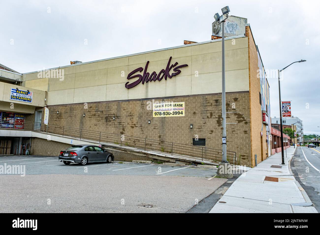 Buildings in downtown Fitchburg, Massachusetts - Shacks a clothing store now closed Stock Photo