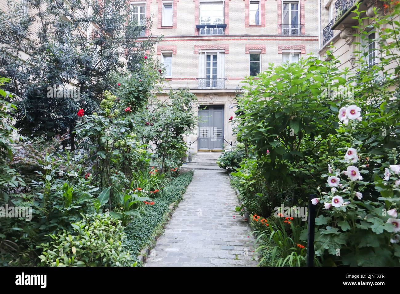 Large house in Montmartre, Paris Stock Photo Alamy
