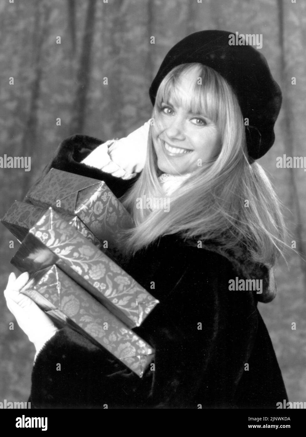 OLIVIA NEWTON-JOHN in A MOM FOR CHRISTMAS (1990), directed by GEORGE T. MILLER. Credit: WALT DISNEY TELEVISION / Album Stock Photo