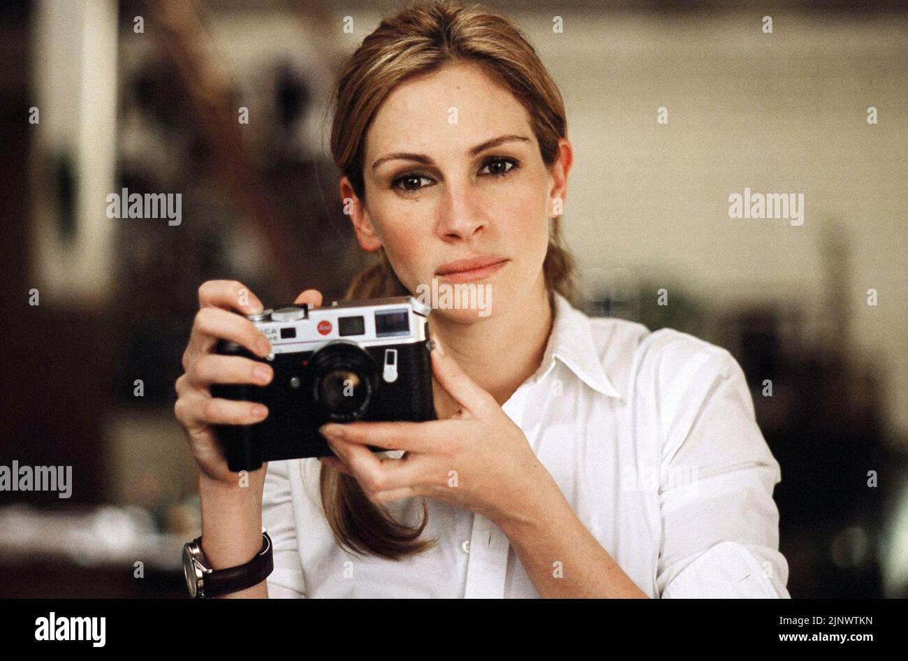 JULIA ROBERTS in CLOSER (2004), directed by MIKE NICHOLS. Credit: COLUMBIA PICTURES / Album Stock Photo