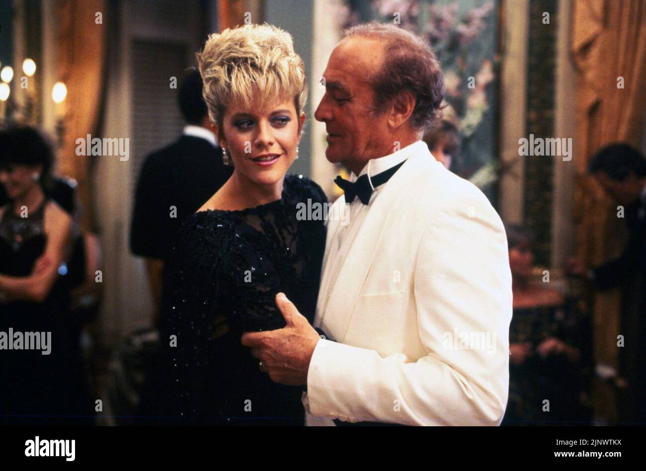 ROBERT LOGGIA and MEG RYAN in ARMED AND DANGEROUS (1986), directed by MARK L. LESTER. Credit: COLUMBIA PICTURES / Album Stock Photo