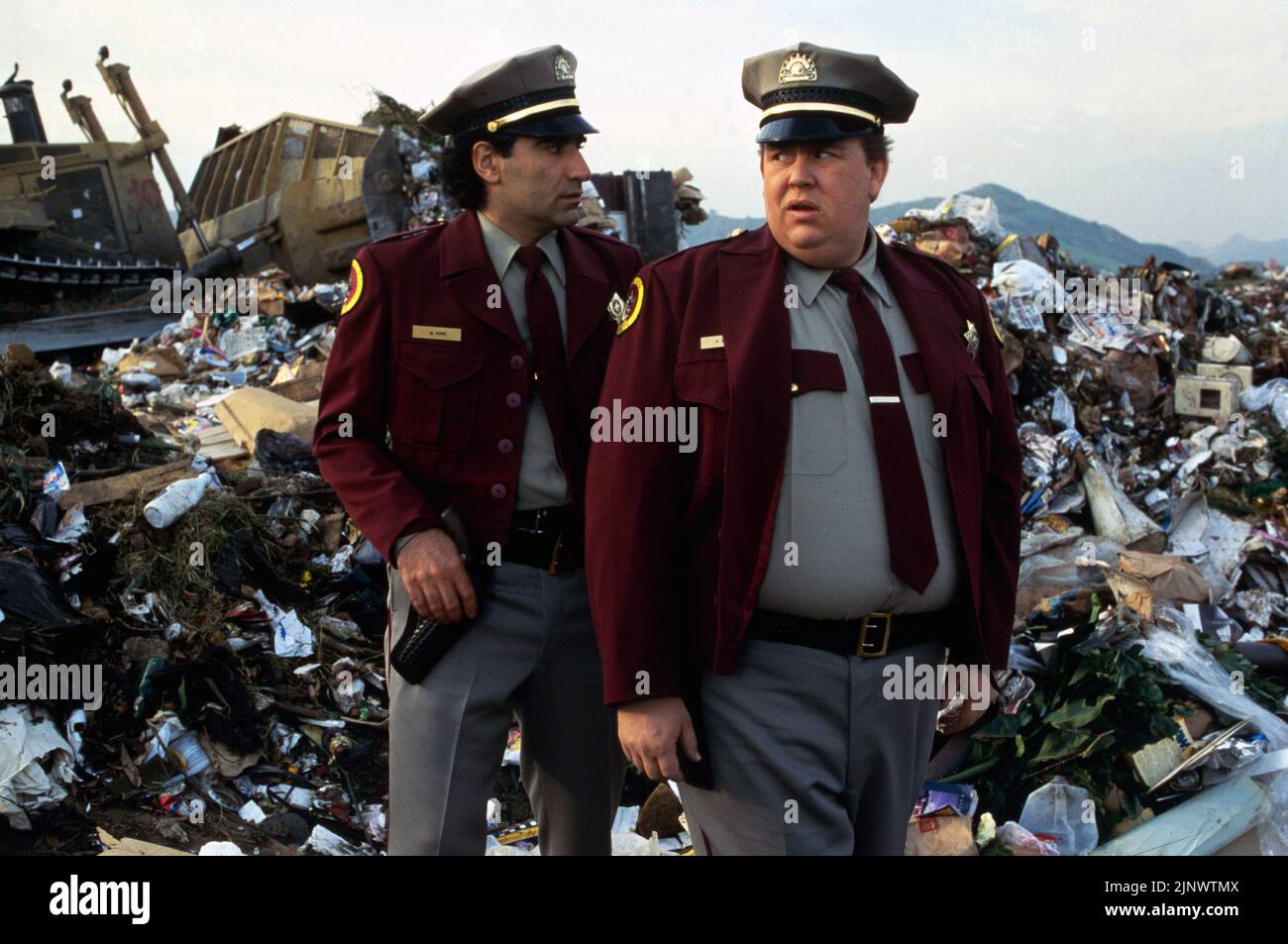EUGENE LEVY and JOHN CANDY in ARMED AND DANGEROUS (1986), directed by MARK L. LESTER. Credit: COLUMBIA PICTURES / Album Stock Photo