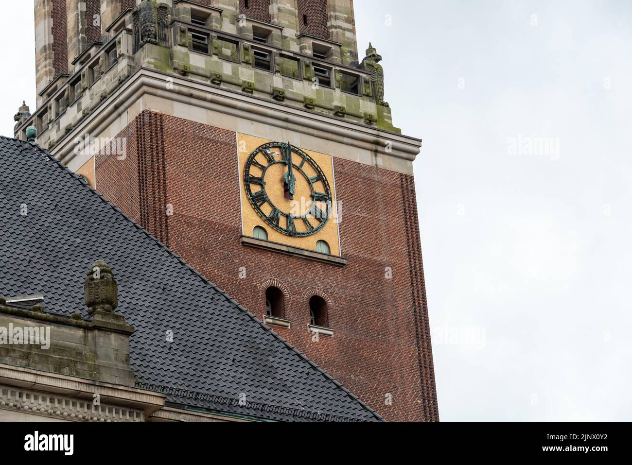 Der Kieler Rathausturm mit Turmuhr mittags un 12 Uhr Stock Photo - Alamy