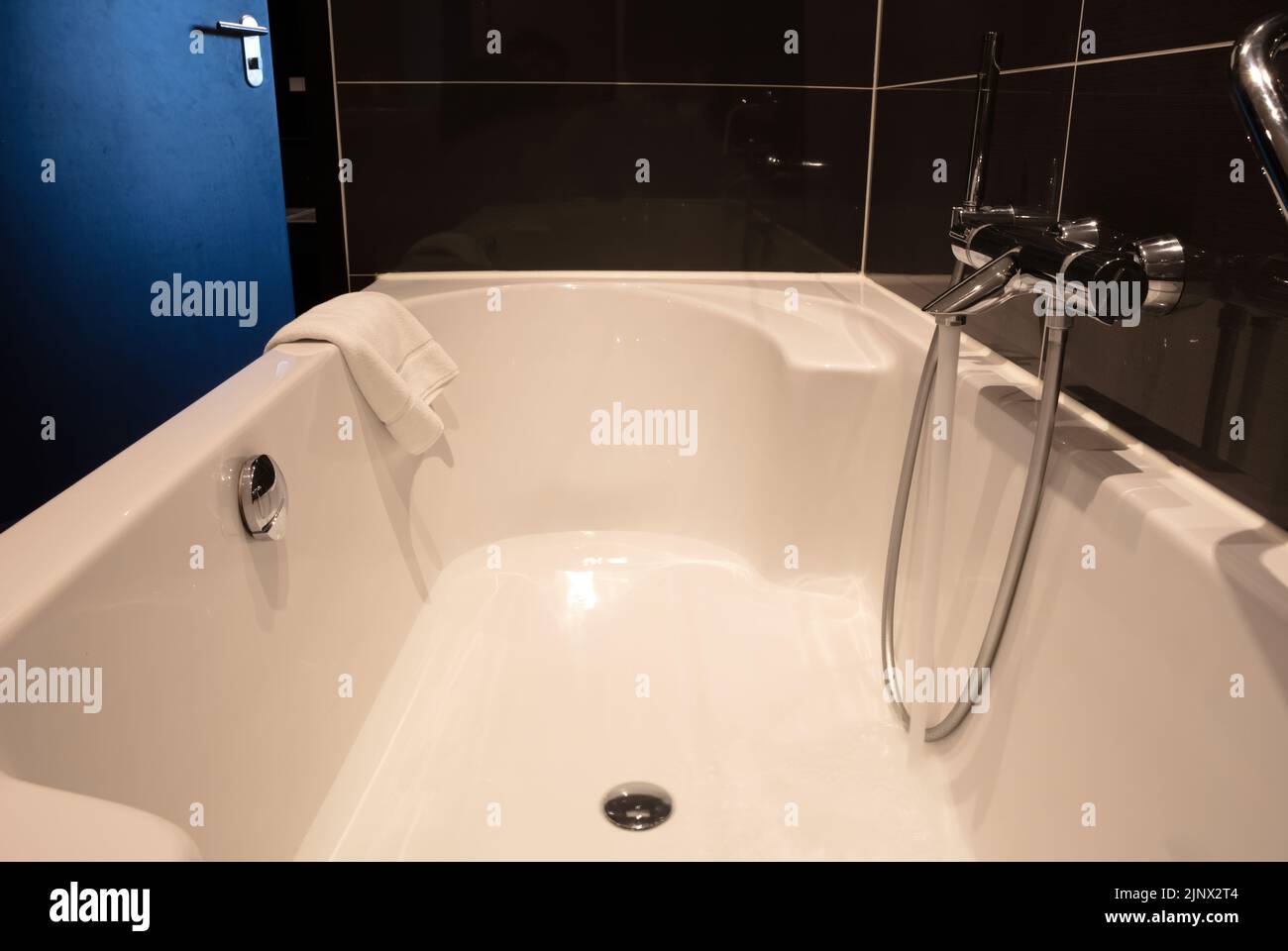 Bath filling up with water, luxurious life Stock Photo Alamy