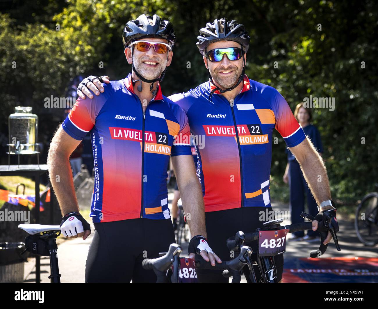 2022-08-14 12:30:21 BUNNIK - Huog de Jonge together with his brother while cycling the touring version of the Vuelta. Several politicians, along with thousands of other amateurs, explore the first stage of the Spanish cycling tour. ANP RAMON VAN FLYMEN netherlands out - belgium out Stock Photo