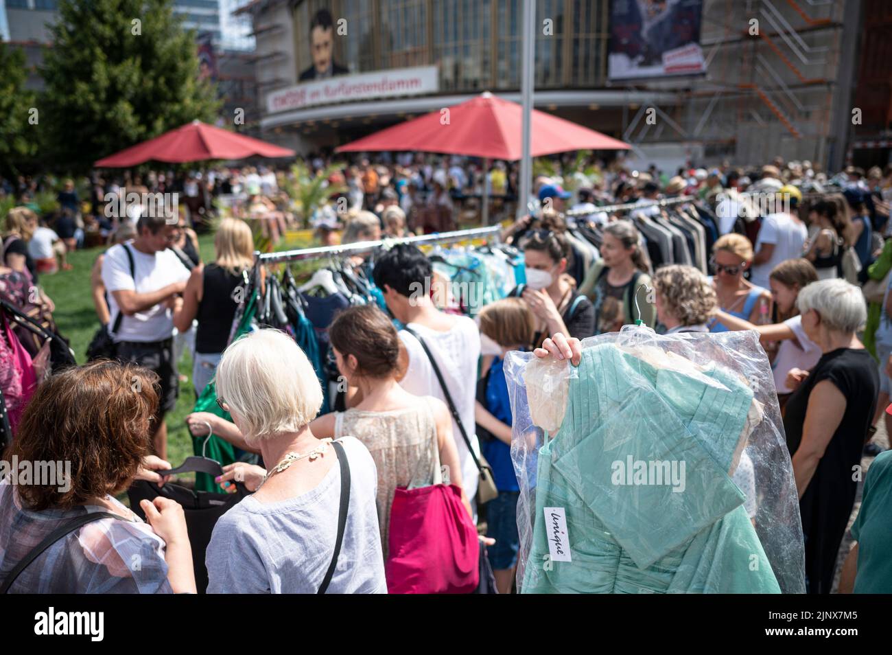 14 August 2022, Berlin: People browse through the offerings at the Komödie am Kurfürstendamm flea market. Furniture, costumes and props are on offer Photo: Fabian Sommer/dpa Stock Photo