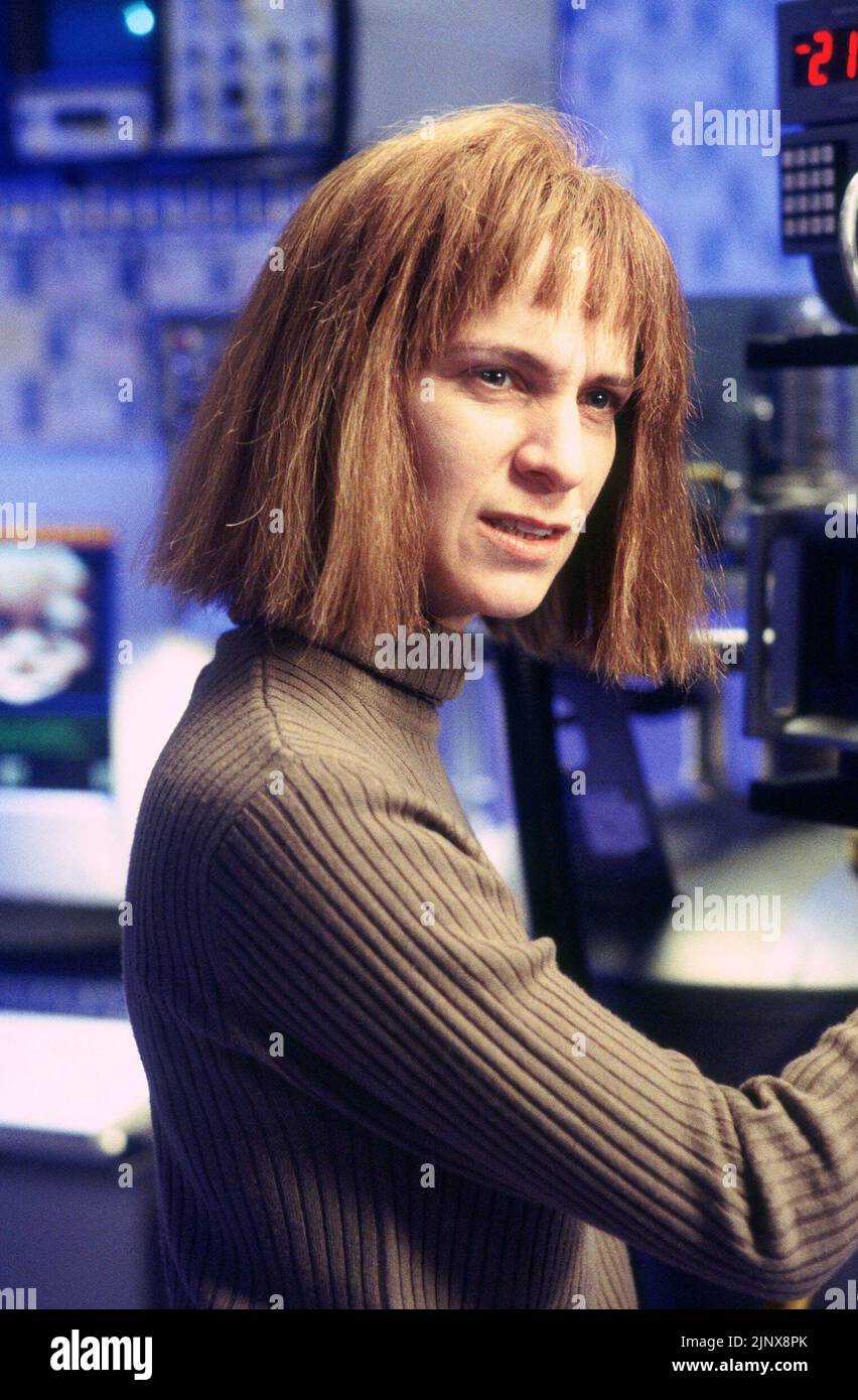 AMANDA PLUMMER in THE OUTER LIMITS (1995), directed by MICHAEL ROBINSON and ALLAN EASTMAN. Credit: ALLIANCE ATLANTIS COMMUNICATIONS / Album Stock Photo