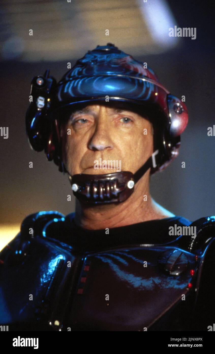 DAVID WARNER in THE OUTER LIMITS (1995), directed by MICHAEL ROBINSON and ALLAN EASTMAN. Credit: ALLIANCE ATLANTIS COMMUNICATIONS / Album Stock Photo