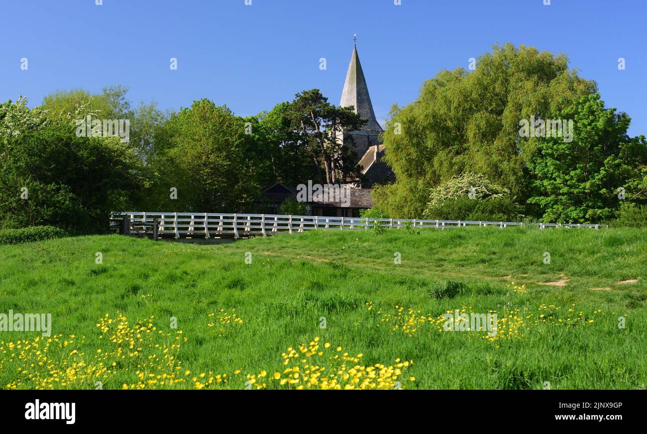 White Bridge over the Cuckmere river at Alfriston, East Sussex, and the spire of St Andrew's church. Stock Photo