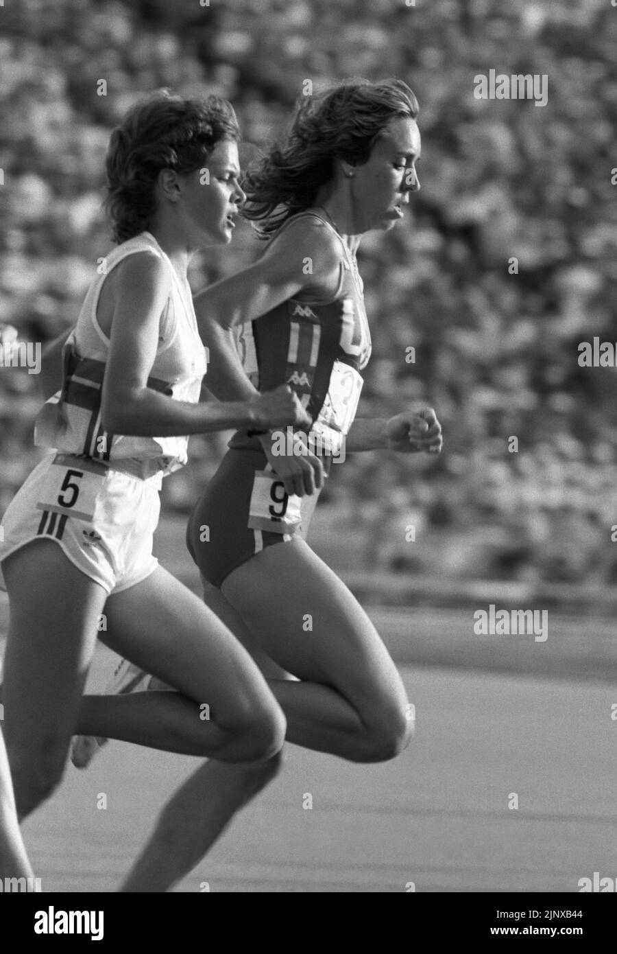 OLYMPIC SUMMER GAMES IN LOS ANGELES 1984 MARY DECKER USA leads before Englands Zola Budd at 3000m Stock Photo