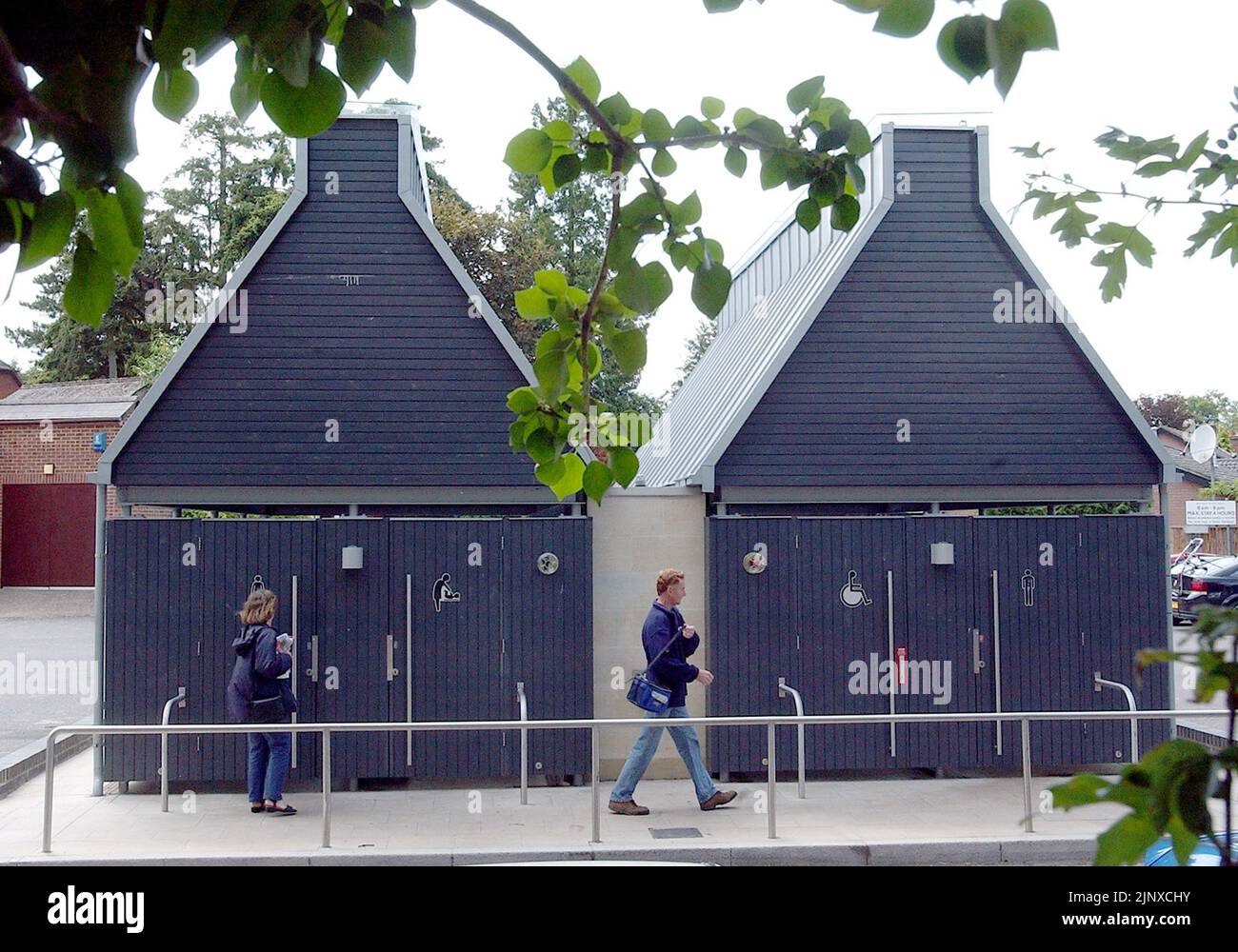 THE PUBLIC LOO AT BROCKENHURST IN THE NEW FOREST ON THE SHORT LIST ALONGSIDE LONDON'S TRAFALGAR SQUARE TO WIN THE PRIME MINISTER'S BETTER PUBLIC BUILDING AWARD. PIC MIKE WALKER, 2004 Stock Photo