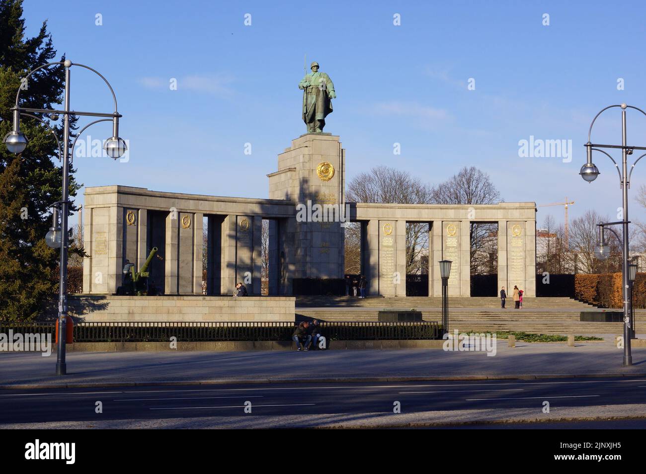 Berlin, Germany: a view of the Soviet War Memorial located in the GroÃŸer  Tiergarten Stock Photo - Alamy