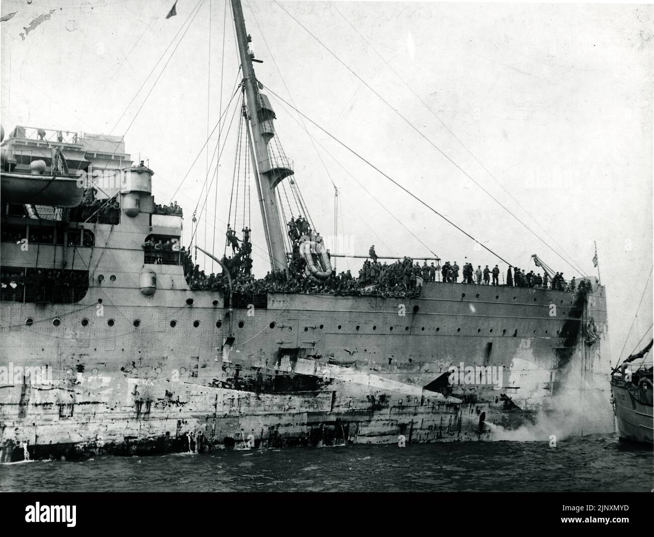 View of the USS Mount Vernon ID-4508 ( was the Kronprinzessin Cecilie before being seized by the United States Shipping Board 3 February 1917 ) arriving in Boston with the 26th Division. photo by Leslie Jones taken in April of 1919  http://www.navsource.org/archives/12/174508.htm Stock Photo